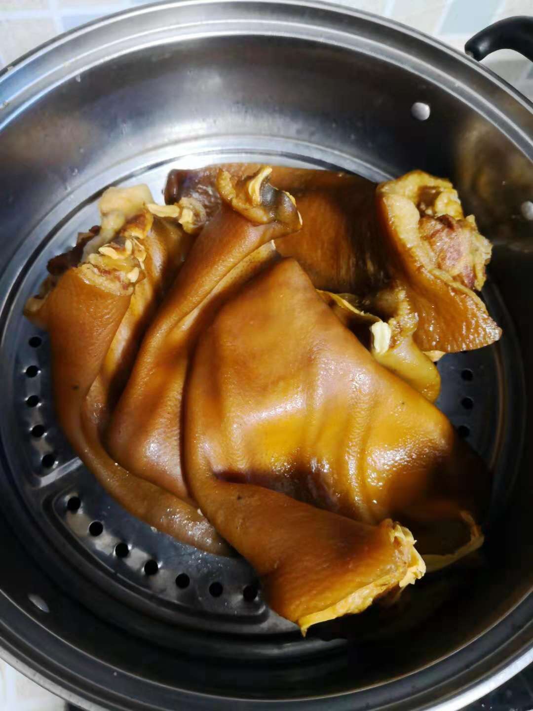 猪头不错,不过家里没有大锅的买的时候要考虑清楚,砍砍不动,幸亏有个44的大铁锅,煮一下剔骨费老劲了,我5升的锅炖了三锅