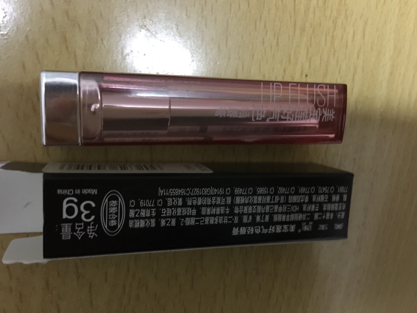 物流杠杠哒。口红偏淡淡的粉色,够滋润,有光泽。
