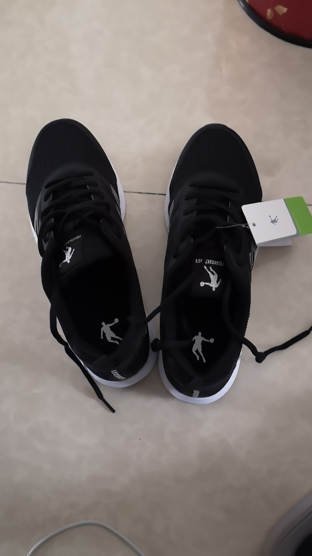 鞋子收到了,质量很好,穿着也挺舒服不错,可能是天气原因快递有点慢!