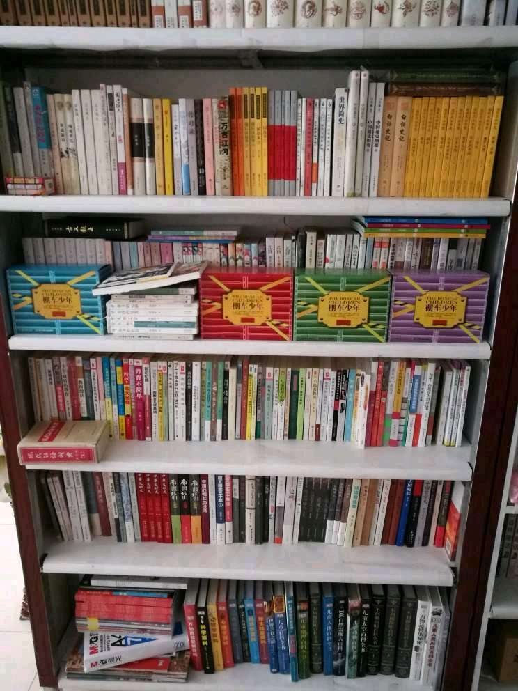 图书评论是图书宣传的一种高级形式。它着重于图书的评价和议论,是对图书的思想倾向、学术价值、艺术水平以及可能产生的影响等方面作出正确分析与评价的文章。图书评论要求实事求是,客观公正,恰如其分,不作溢美之词。它既有思想教育的功能,又具有学术研究的性质。图书评论可以帮助读者正确理解书籍内容,提高读者识别和选择图书的能力;可以鞭策作者和编者自觉提高书稿质量,为读者提供有益的精神食粮;可以启迪思想,促进文化、学术的交流和繁荣。图书评论也是一种社会舆论。利用社会力量来鉴定图书的社会效果,可以促使出版部门认真贯彻党的出版方针,多出好书,使出版工作健康发展。