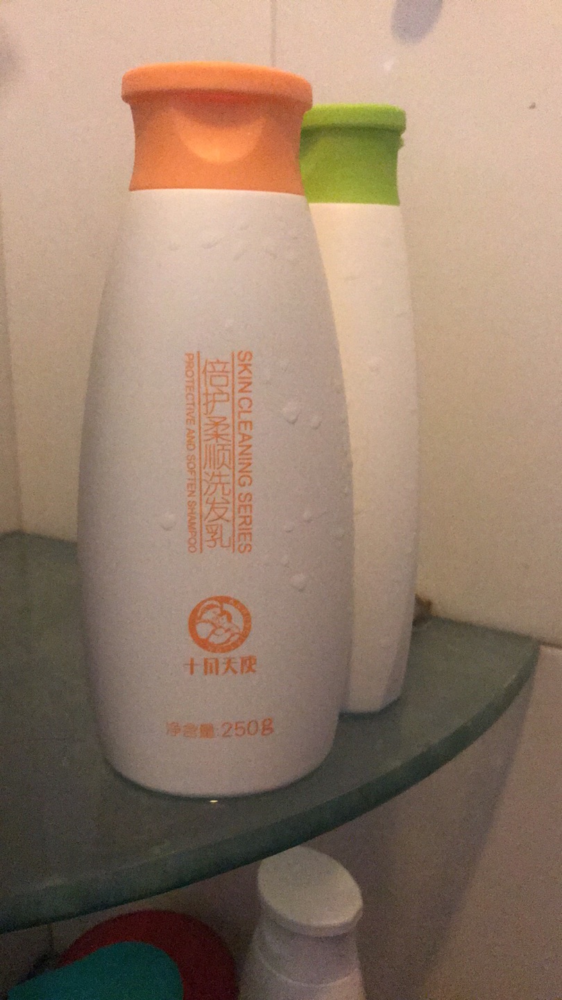 洗发水近似于膏体,得放不少水才能揉开,洗完容易油。护发素和浴液也是一般,感觉没有蜂花系列好用。用完这些再试试别的牌子吧。