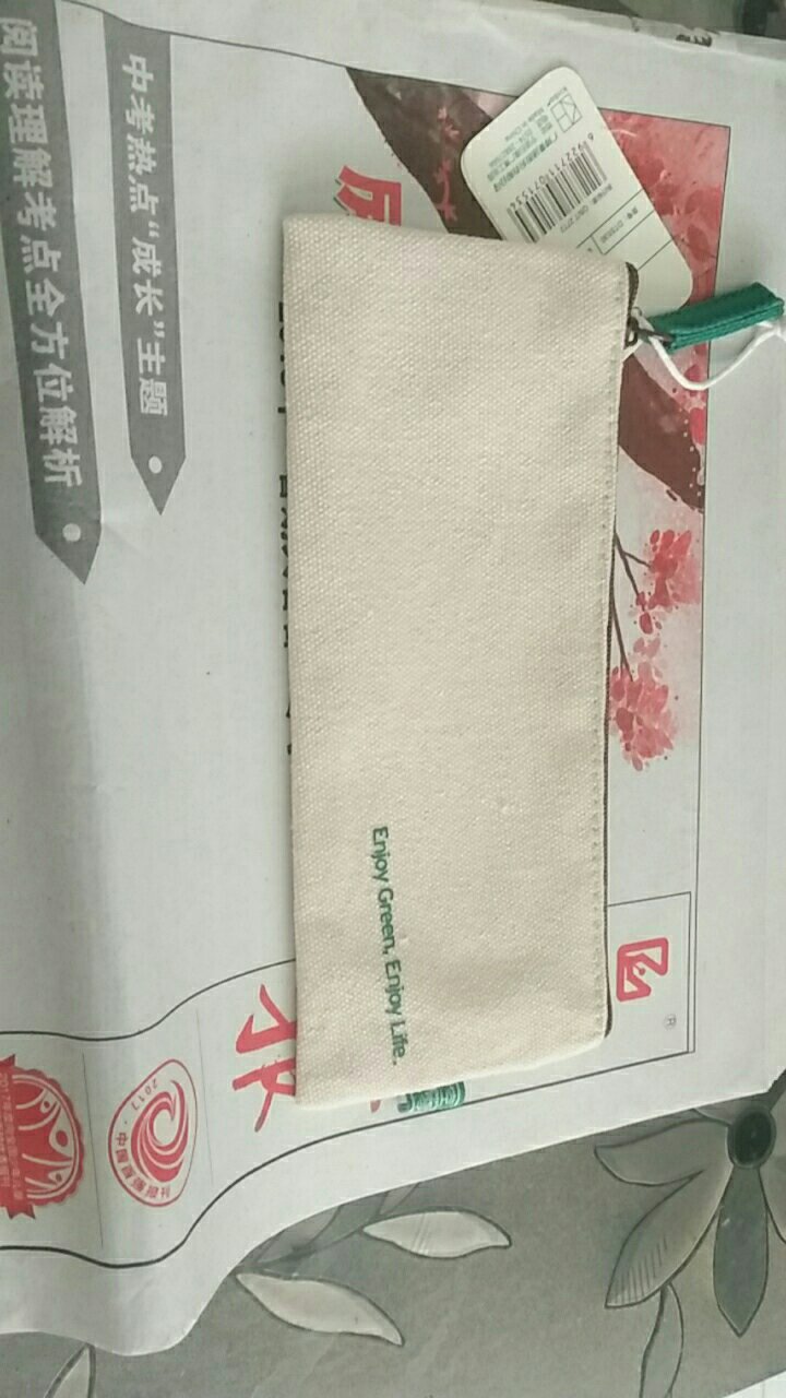 与实物严重不符,褐色的丑死了,而且容量也小,不喜欢