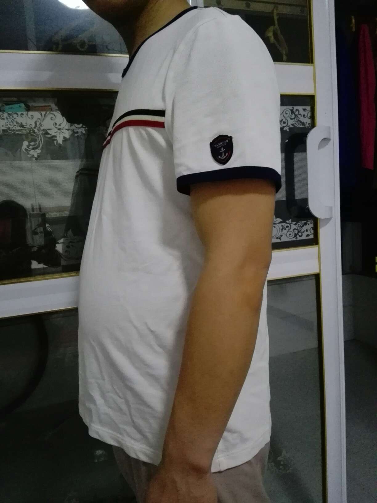 衣服很合身,面料柔软舒服,超喜欢。