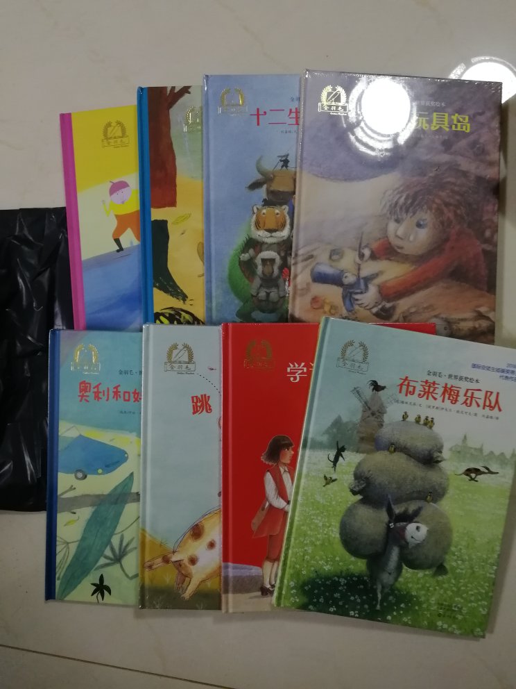 书非常好,已经n次下单了,塑封包装,拆开散散味道就可以给宝宝读了,希望宝宝喜欢?,物流一如既往的好,虽然已经换了快递小哥,但是这个人也挺好,多多支持,继续买买买。。。。