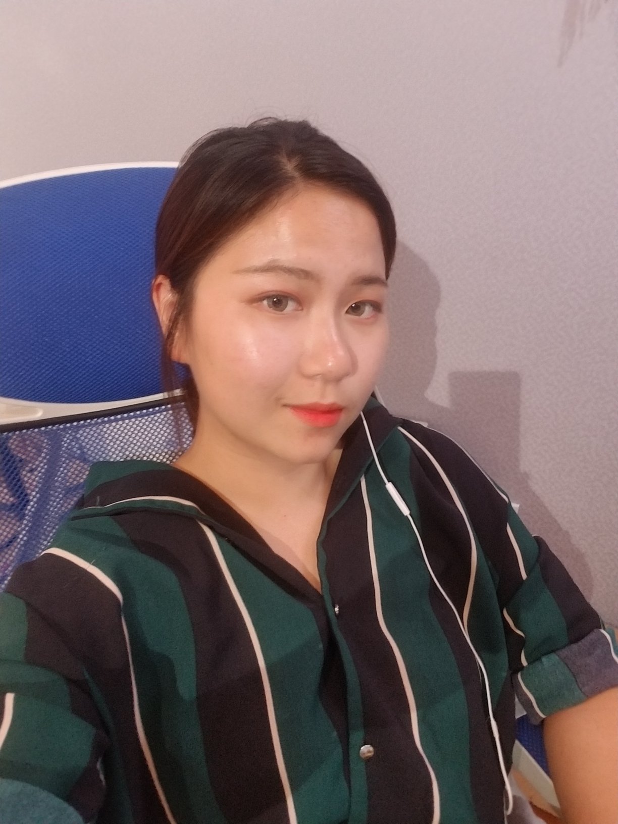 一开始带有点不习惯,习惯了,很舒服。还好看。