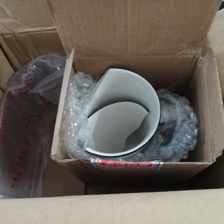 杯子是好杯子,买了一白一黑,买的时候黑色的还没有货,第二天才下单,我喜欢白色的,很厚实,有个盖子很方便,不过如果盖子内面也刷一层釉就更好了,配套的勺子在不锈钢和陶瓷接头的地方稍微有一点松,不过不影响使用。白色的寄过来碎了,卖家马上重新又发了一个过来。然后我把白色的重新粘好了,准备在里面放点土,种颗草放办公桌上。(((*°▽°*)八(*°▽°*)))?