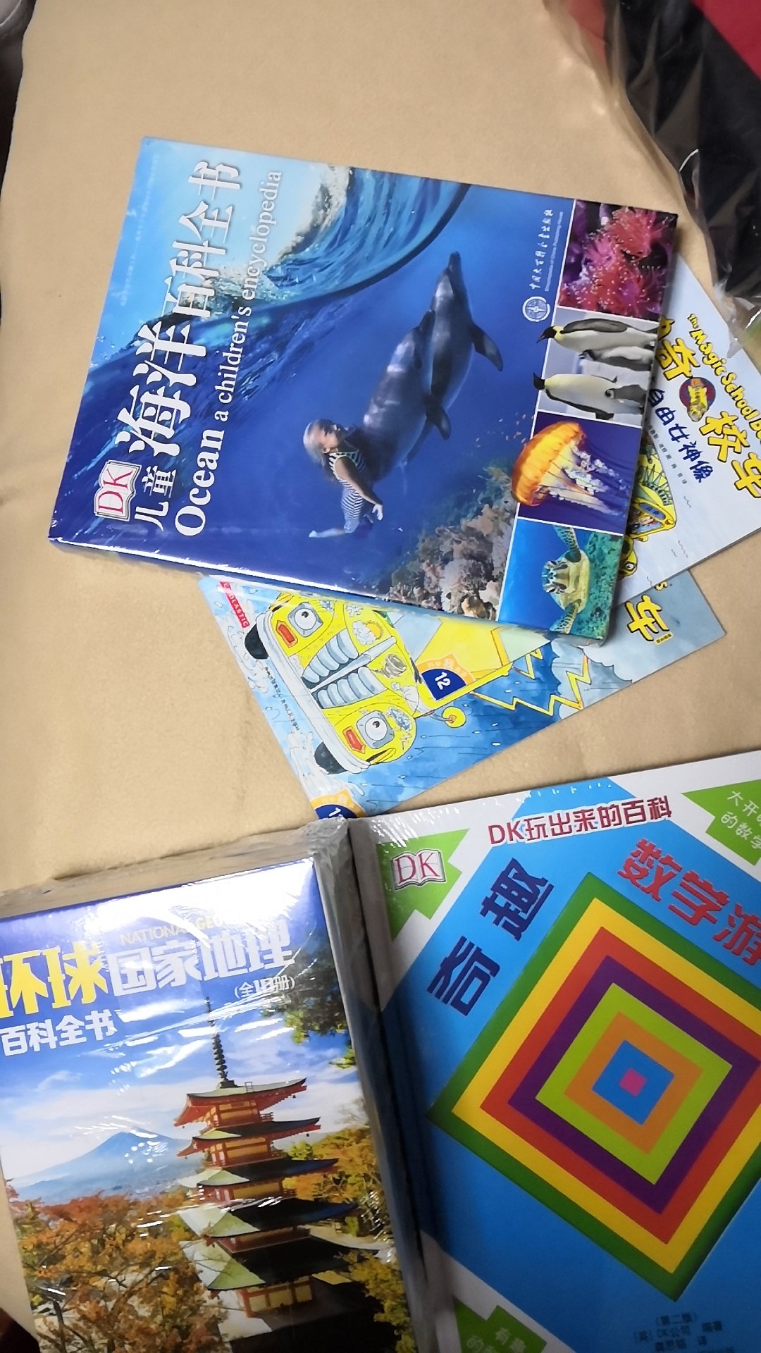 这次买了各种各样的书,真心多,希望宝贝可以爱上读书。书籍都很不错哦,正版就是好的,我们都觉得好看呢!而且很给力,打折促销力度很大,总体很划算呢