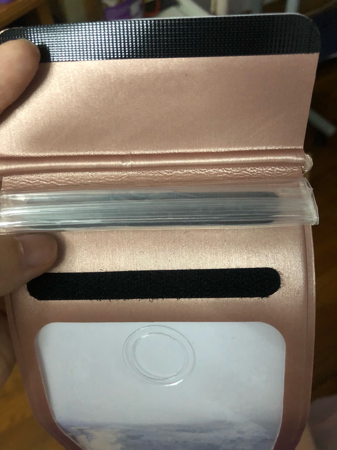 没有试水,冲着这防水层也感觉不那么容易进水,反正我就只是漂流用的,所以应该妥妥的