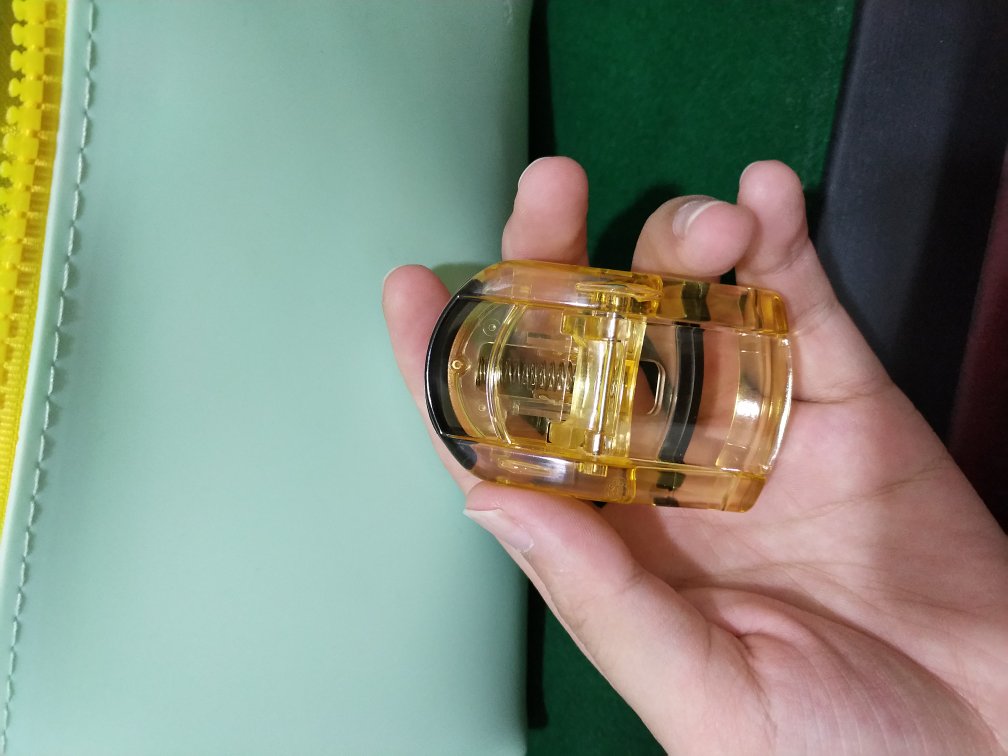 小小的一个超方便的,夹了下睫毛,效果明显,而且很好夹