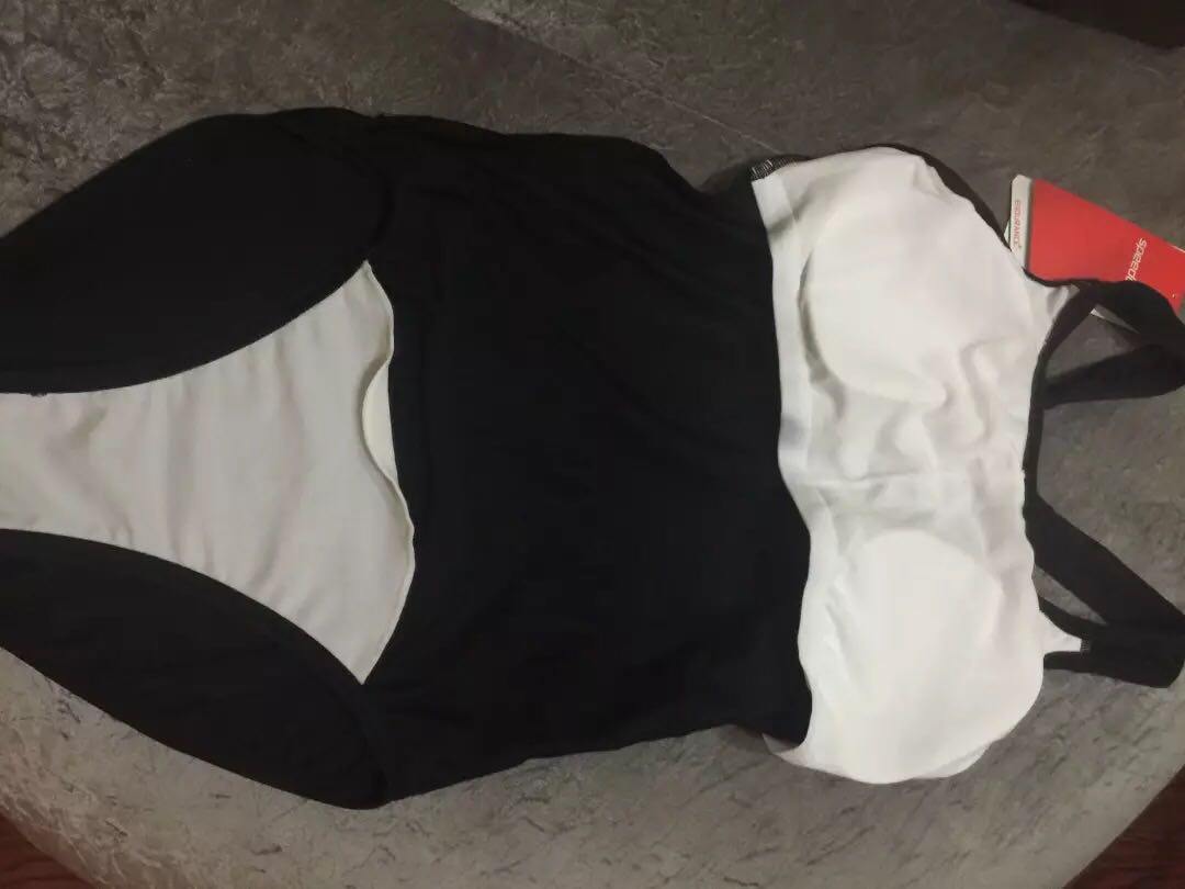 这是入手的第二件,弹性没得说,非常显瘦,下水以后也很贴身,穿上它装装专业的