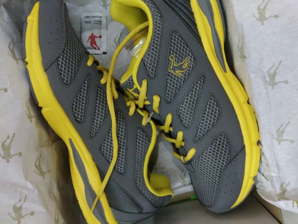 很好,做工很精细,应该是正品,质量,颜色都和描述的一样,收藏此店,以后就进这家店买。