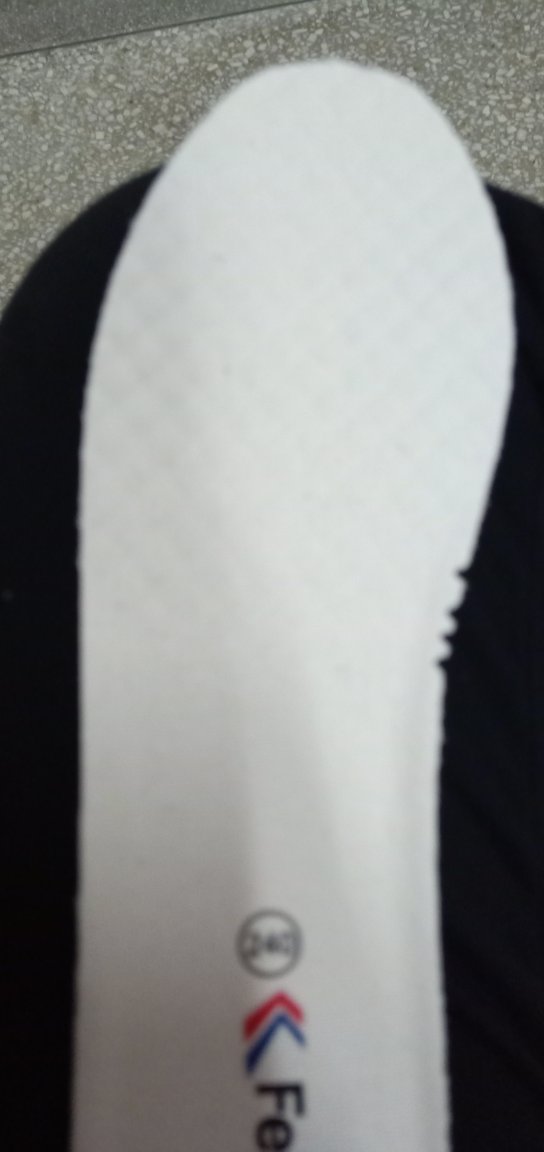 鞋子挺轻巧,穿上试试,像脚胖脚宽的妹子也挺合适,而且不磨脚,感觉国货确实是挺好的。要是可以送双袜子该多好。 快递小哥服务挺好,点个赞。