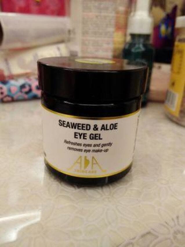 感觉水水的,有没有效果不清楚,现在除了拿来敷眼睛,也用来定妆,效果很好
