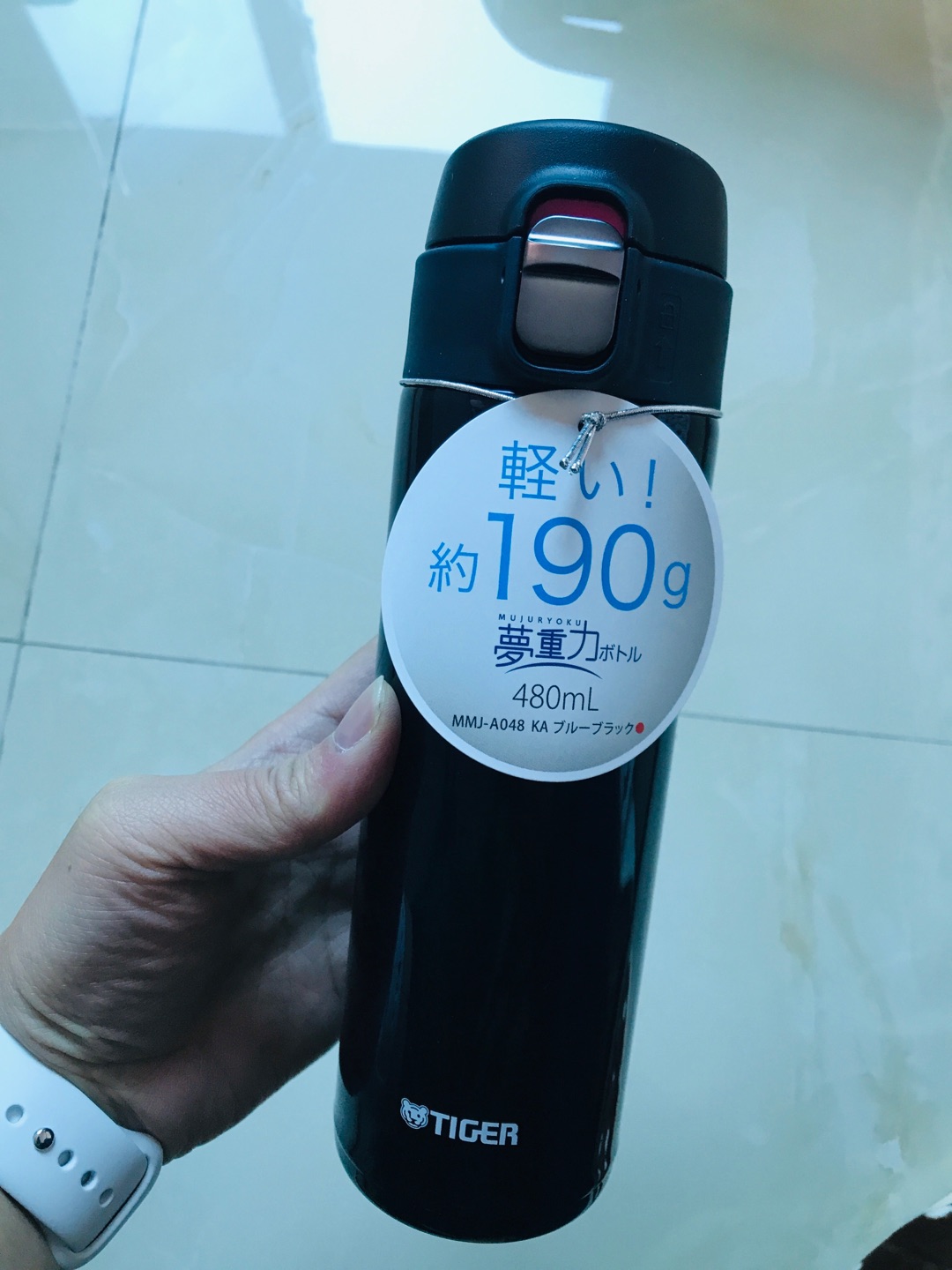 双十一原因,派送比较慢,但是杯子质量很好,确实很轻,颜色正,杯盖扣拧到位,正对logo,还没有加水试温,相信虎牌的品质。