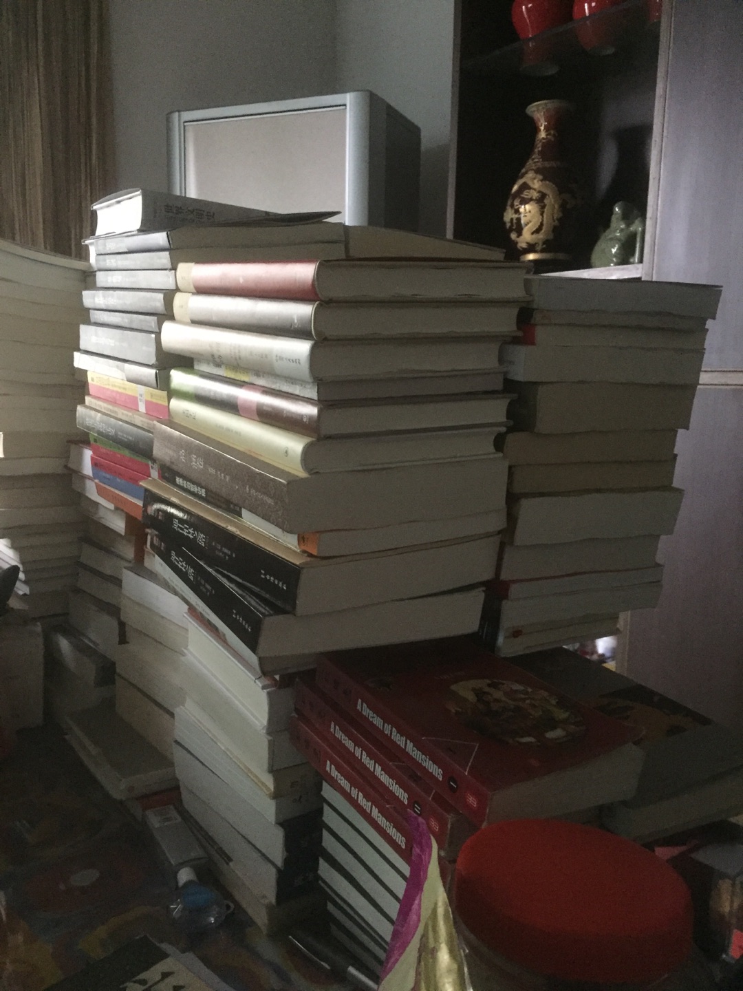 渐渐地,我越来越能理解,自己为何总喜欢到图书馆、逛书店或者买书了。每次身处于书籍中,尤其是看着那些经典的好书,心头就会升出一种喜悦来。我看到的是大量的好书,想到的是这些书中有价值的内容,于是,尽管我还没有开始读,或者没读多少,大脑就把想象到获取知识后的喜悦当真了。 愈发感到知识的欠缺,愈发渴望有机会获得新知,心中腾起的一半是好奇心和求知欲,一半则是不满足与焦虑感。好奇这个发展迅猛的时代,好奇现象在表象背后的本质,好奇大千世界的万事万物,而自己的时间精力、所知所学又显得那么得不足,未来何去何从难以捉摸也让人感到焦虑。 于是,沉浸于知识的世界,了解这个世界正在发生和将要发生的事情,就变得格外吸引人的注意。 我打开今天收到的一箱书,有哲学相关的、工作相关的、艺术相关的……,一本本拿起,拆掉包裹在书上面的塑料纸,翻一翻目录,再放下,想着把它们放置在什么位置、置于书柜的哪一层,想着先看哪一本、再看哪一本。 问题是,我究竟会有多少时间花在阅读这么多的书上?我又该从哪一本看起呢? 当你不知道自己要去哪里时,走哪条路又有什么关系?当你内心缺乏一个明确的目标时,困惑和焦虑也会因此而生