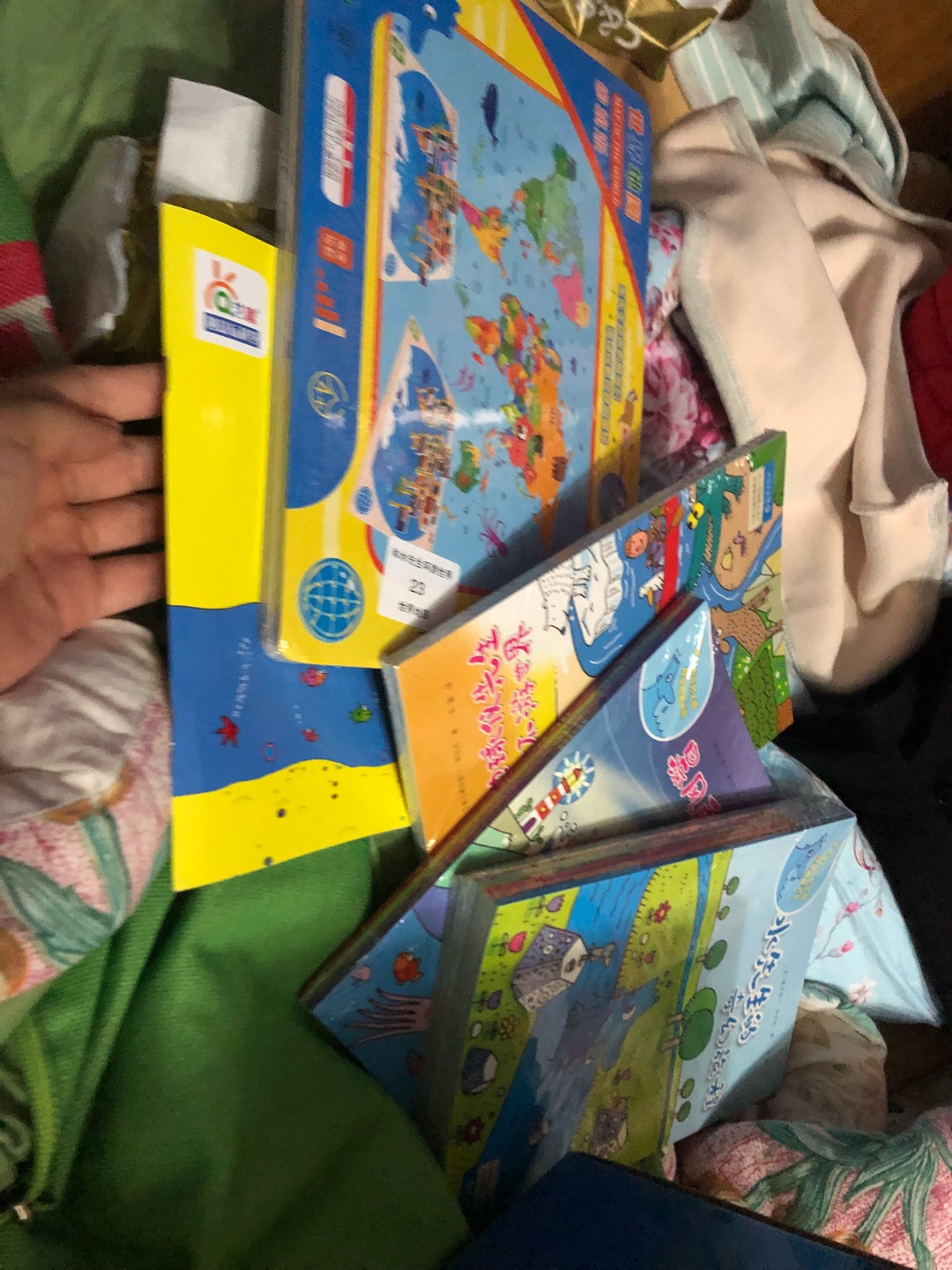 孩子超级喜欢!!每天什么都不做就要做实验,要讲水先生的故事。今年小学一年级,感觉还比较适合。双十一活动买的,算下来160多,还可以的。非常非常好的玩具。