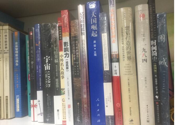 中国通史类作品比较受推崇不外乎以下几本,如果想看的话选一部来读即可:《中国通史》吕思勉 (30-40年代 - 沦陷区), 《国史大纲》 钱穆 (30-40年代 - 国统区)《中国通史》范文澜 (50-60年代 - 大陆), 《中国通史》傅乐成 (50-60年代 - **)《中国通史》白彝寿等 (90年代 - 大陆)还有一部西方视角的《剑桥中国史》(费正清等 - 英文著作)其中范文澜、白彝寿版《中国通史》和《剑桥中国史》都是大部头,其他的想看到还可以看完。 1. 《国史大纲》是看过的唯一一本繁体字竖排版的书。900多页的书慢慢的大半年才读完。2. 原来古人这种排版方式还是有不少好处的:正文分大中小三种字体,分别对应主要内容,细节内容和文中注解。这样全书错落有致,而且易于阅读:不感兴趣的地方直接读大字体,跳过其余,感兴趣的地方可读细节,有疑惑的地方还有插入文中的小字引用部分进一步说明。3. 一般来说,史学家要秉持的最重要职业操守就是客观公正,此点是也史学家和文人最大的区别。为了避免写出文人写的那种不靠谱的东西,史学家会极力避免情绪化的东西在作品里面。