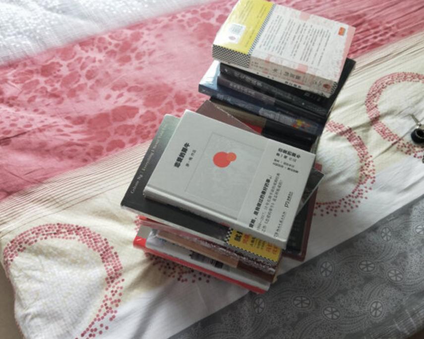 在购买了很多东西,主要是书籍,不过也有很多零食、生鲜、百货等等。都非常好!非常满意!比如冰激凌物美价廉,比如玉米香甜可口,比如书籍墨香四溢……剁手不少,统一评价一下:在购物很满意!