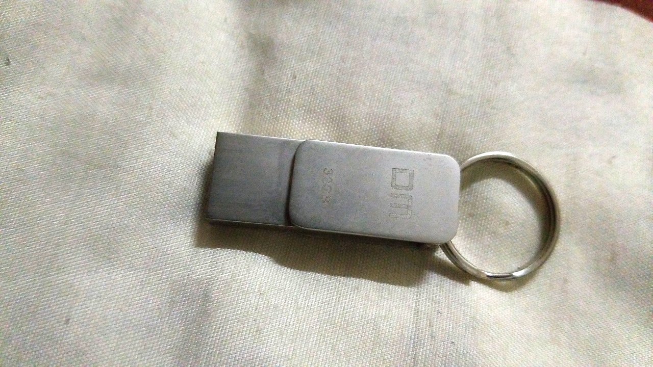 这个小东西太神奇了,他可以在手机里下载歌曲,它可以插到车里播放歌曲,我喜欢他.