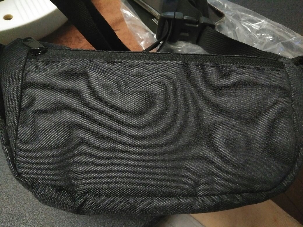 包设计是立体的,选的就是立体款,旅行防水效果使用后再测评,做工上存在瑕疵见图,包的布材料也存在三处瑕疵见图,总体上设计满意,做工和选材质检上需加强,毕竟买的价格是比较高的,质量做工上也需符合相应档次。