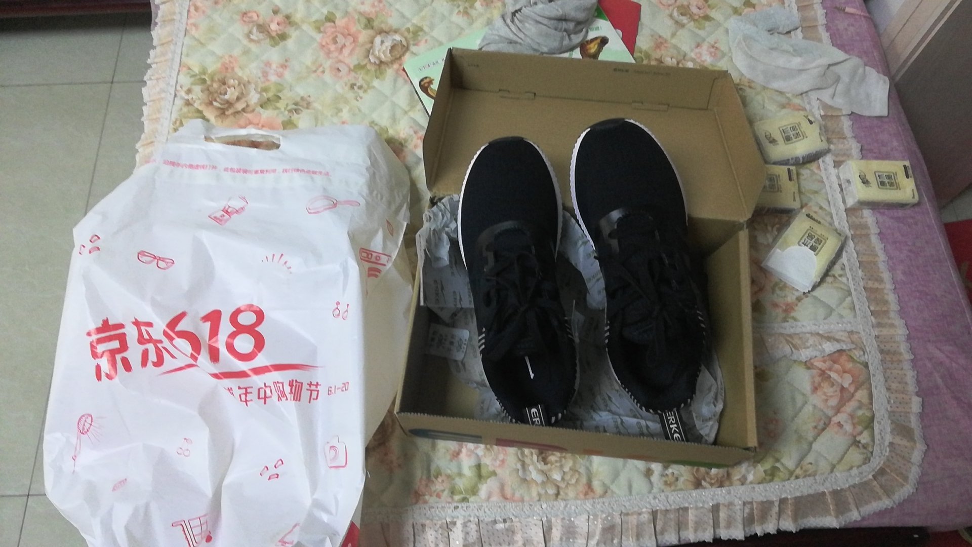 鞋子很舒服,脚底挺软的,价格很便宜,准备再买一双。