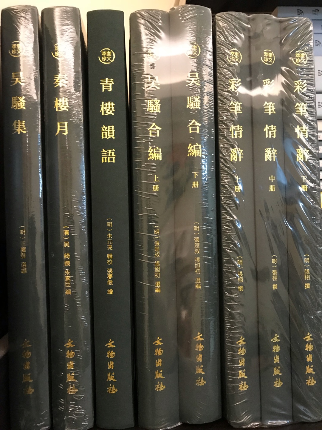 丹麦哲人克尔凯郭尔在现代思想史上占有重要位置,对20世纪的哲学、神学、文学均有深远影响,这种影响的持久效力并不仅限于由生存哲学、辩证神学和生存神学来概括或衡量。《克尔凯郭尔文集·哲学片断》在知识与信仰、苏格拉底遗训与福音书之间的紧张中展开思想论辩,力图确立新的思想认知——信仰、新的思想预设——罪的意识、新的思想决断——瞬间和新的思想之师——在时间中显现的上帝。