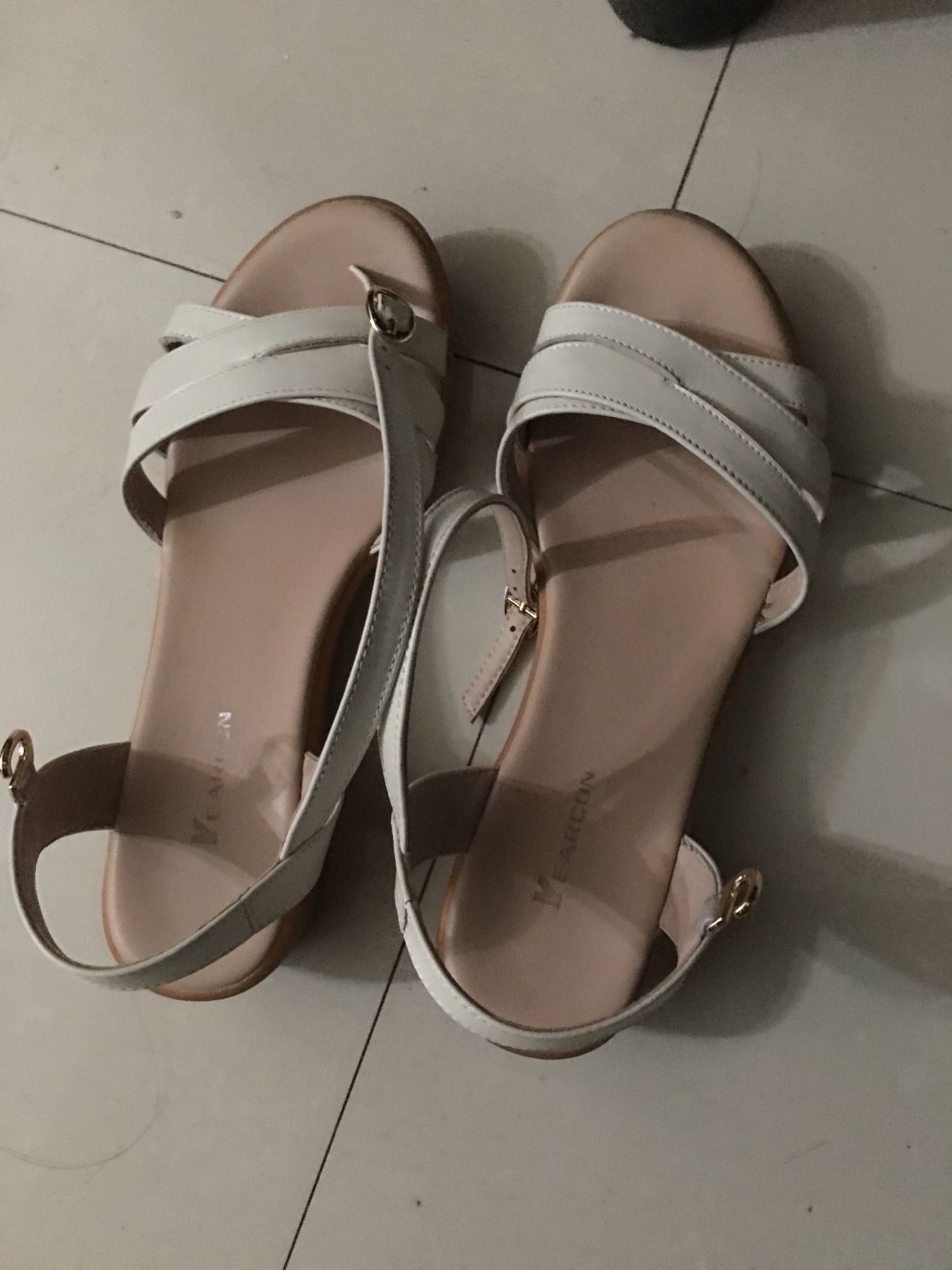 鞋子就得穿上走一段路之后评价一下才准确,一开始穿上很舒服,走一段之后发现右脚格的疼,是什么原因我不知道,总之不太满意这次购物,穿着不舒服。