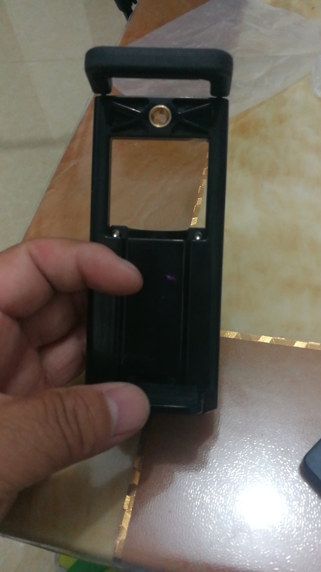不错!挺好的如果用手摇的夹住手机就好了!!上的时候有点紧!怕伤了手机!