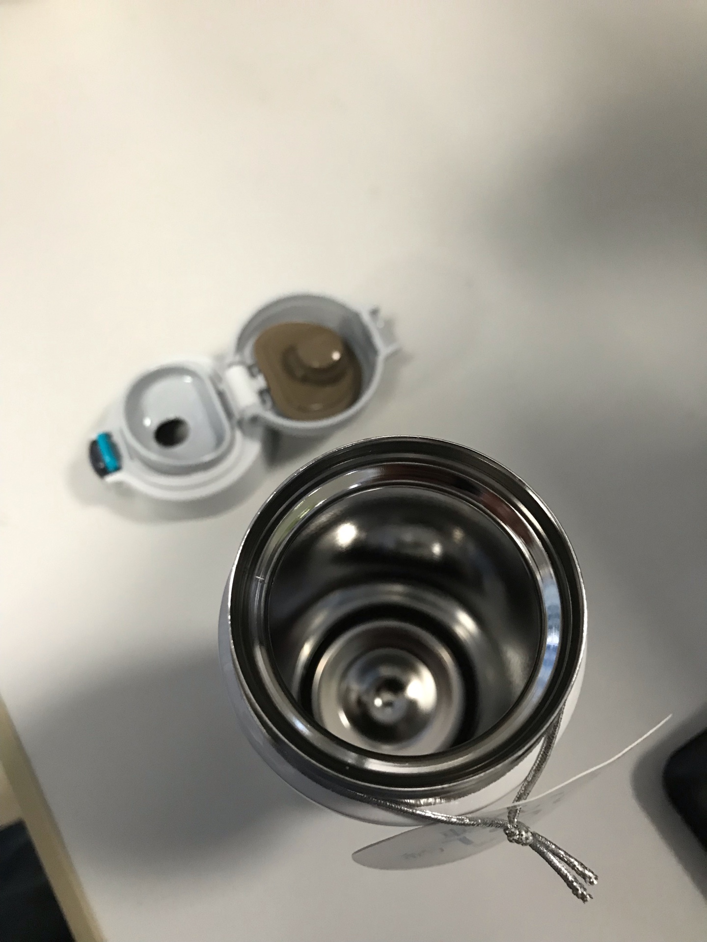 和同事各买了一个,价格实惠。做工精细,保温效果很好。