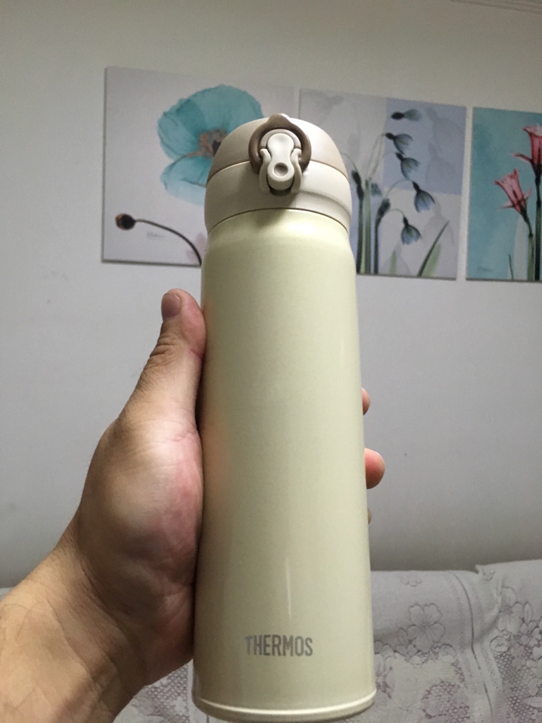 那么多种的保温杯,挑来挑去,最终还是选中了这款,大宝儿非常喜欢。
