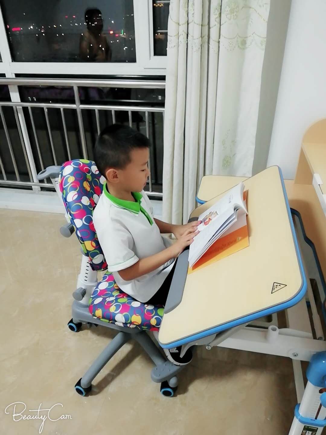 东西收到之后很快就安装起来了,送给外甥的,他很喜欢,桌子的质量很好,没有味道,椅子也是不错,整体感觉很好,希望可以帮助小孩养成一个好的学习姿态和喜欢!好评!