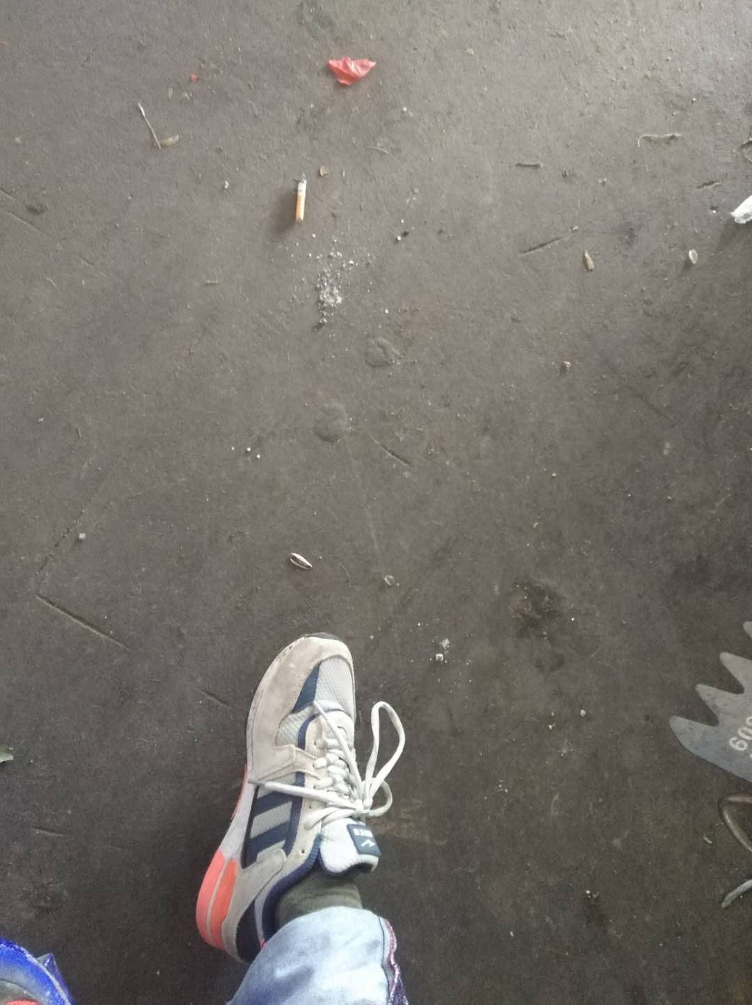还好,对版,挺好穿,防滑耐不耐穿得用过一段时间才知
