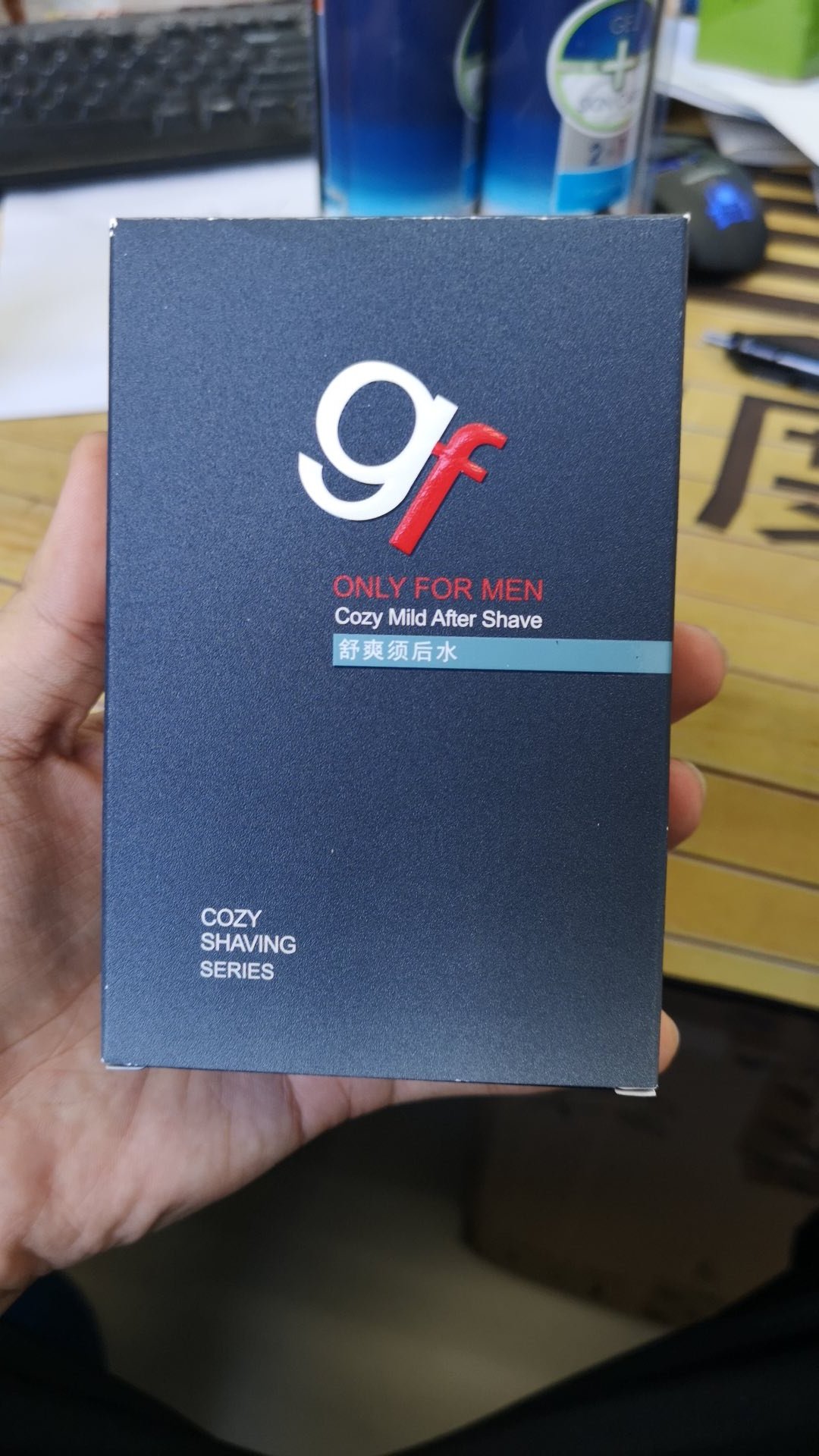 听说这牌子的须后水比较好用,买一瓶试试效果