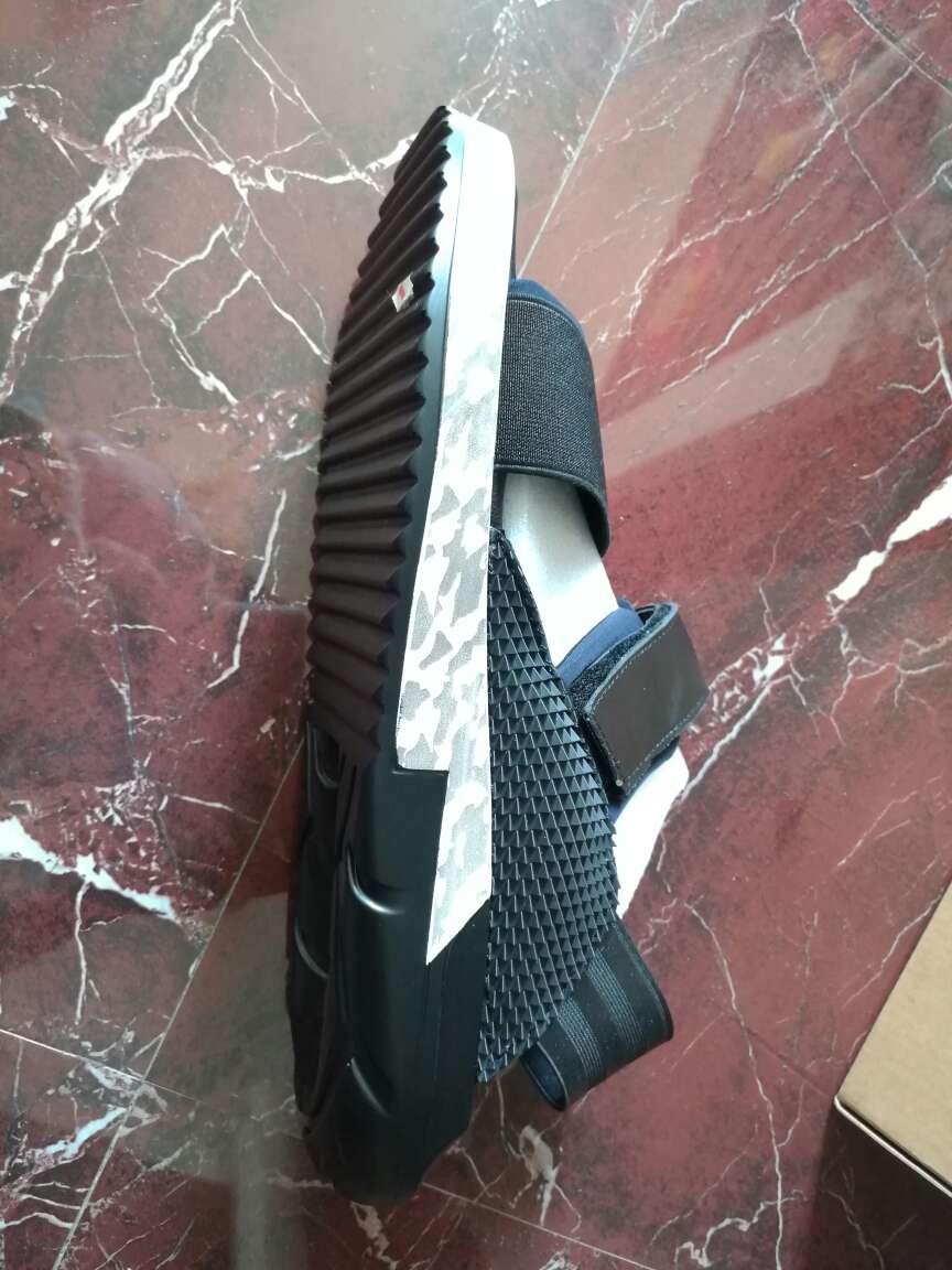 看图片完全看不清款式,其实第一根带子是棉的,深蓝色,鞋底有个大洞,没见过这种鞋底,不算特别硬,可以弯,也不是柔软的
