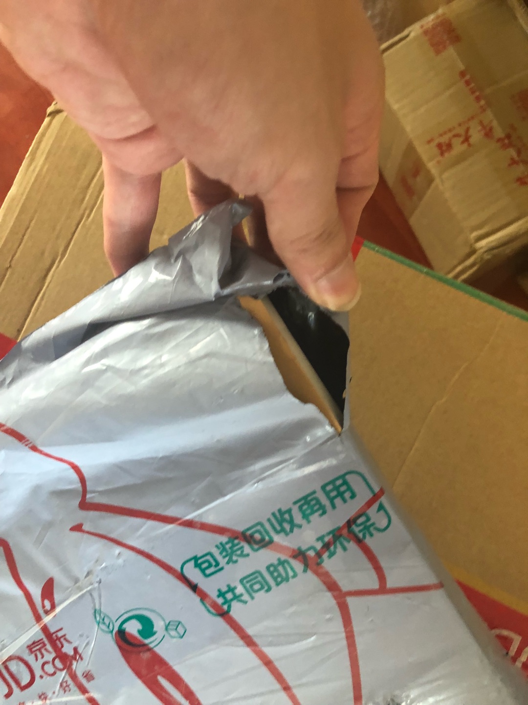 包装是我见过最差的,一个袋子什么都没有,不知道遭遇了怎样的暴力对待,到手袋子已经破了三四个大洞,所有书都伤痕累累,派送速度也巨慢,自营竟然4天才送到,极差的一次购物体验