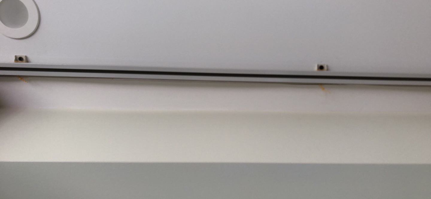 白色的网线,非常隐蔽,速度也非常快。
