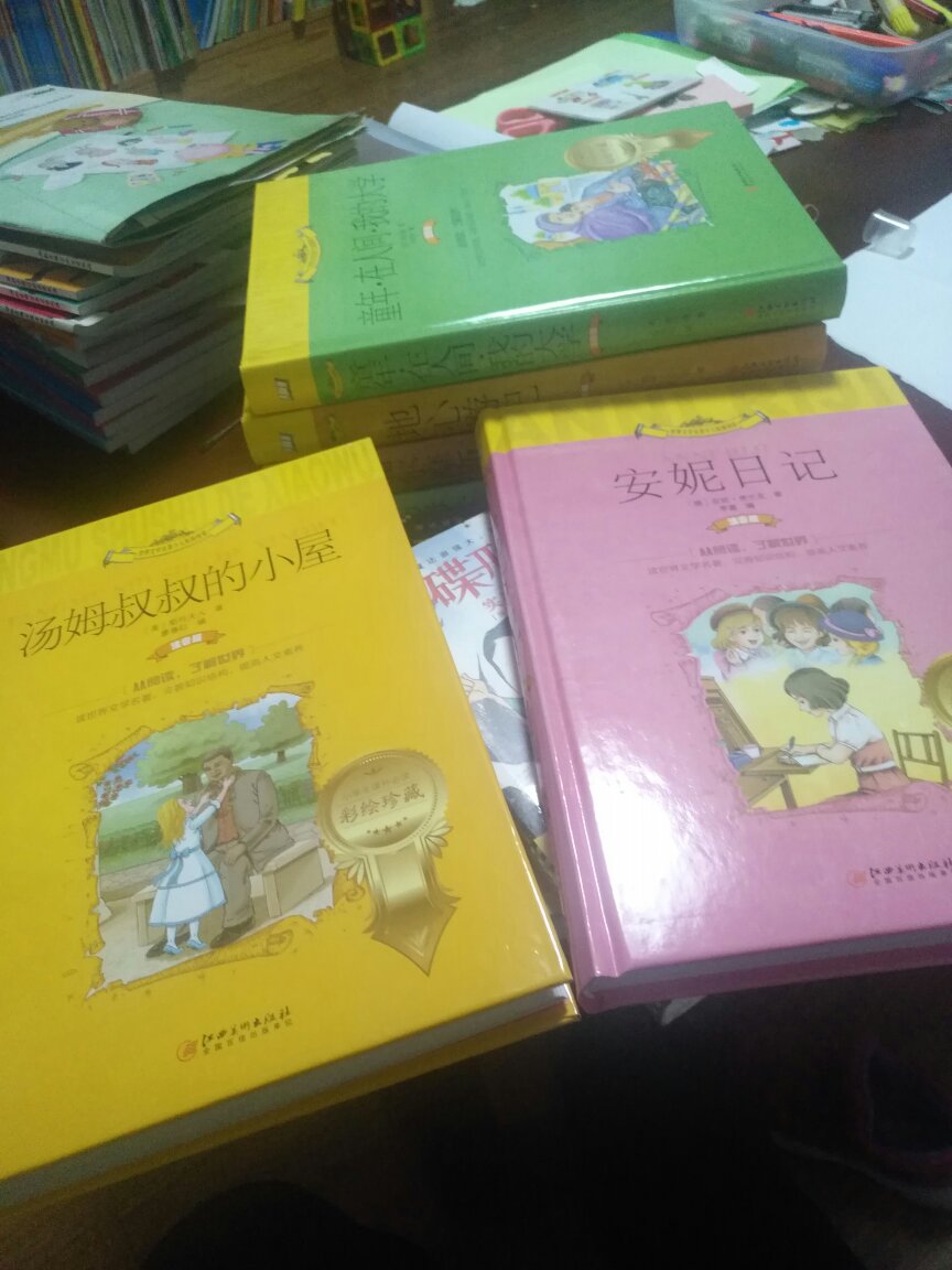 实物出乎我的意料,比我想象的要好很多,书本很厚,质量也不错,里面的字都有注音,有图画还可以欣赏一下,就是我觉得字体偏小,看着有点费眼,希望能改进。