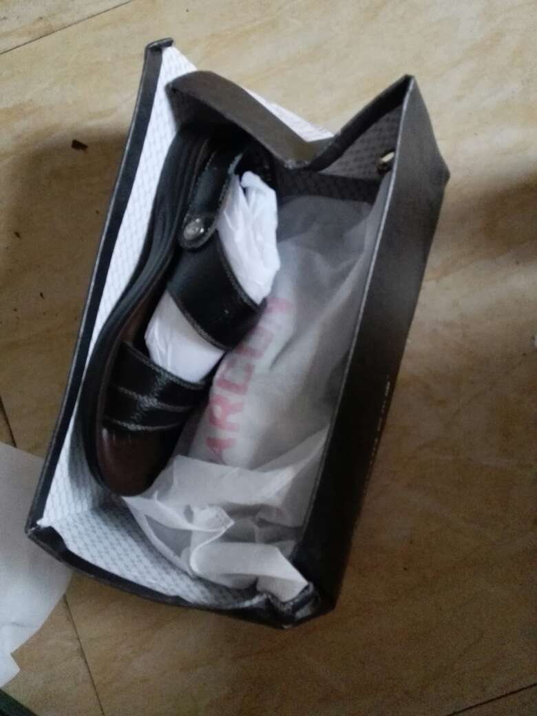 此鞋漂亮,价格实惠,穿着舒服,坚固品质好,包装高档。好好好好好好好。