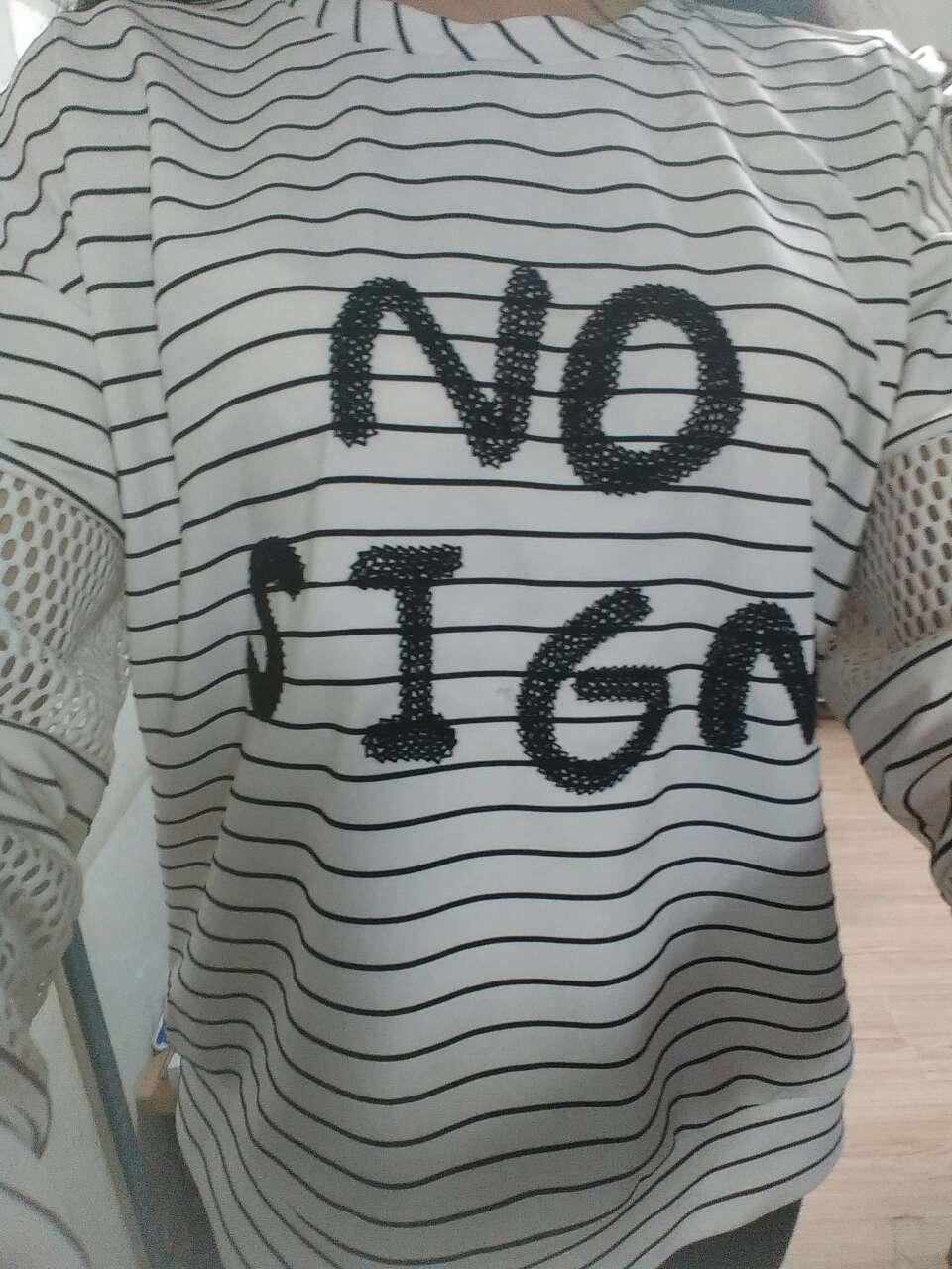 挺好看的,衣服是短款。