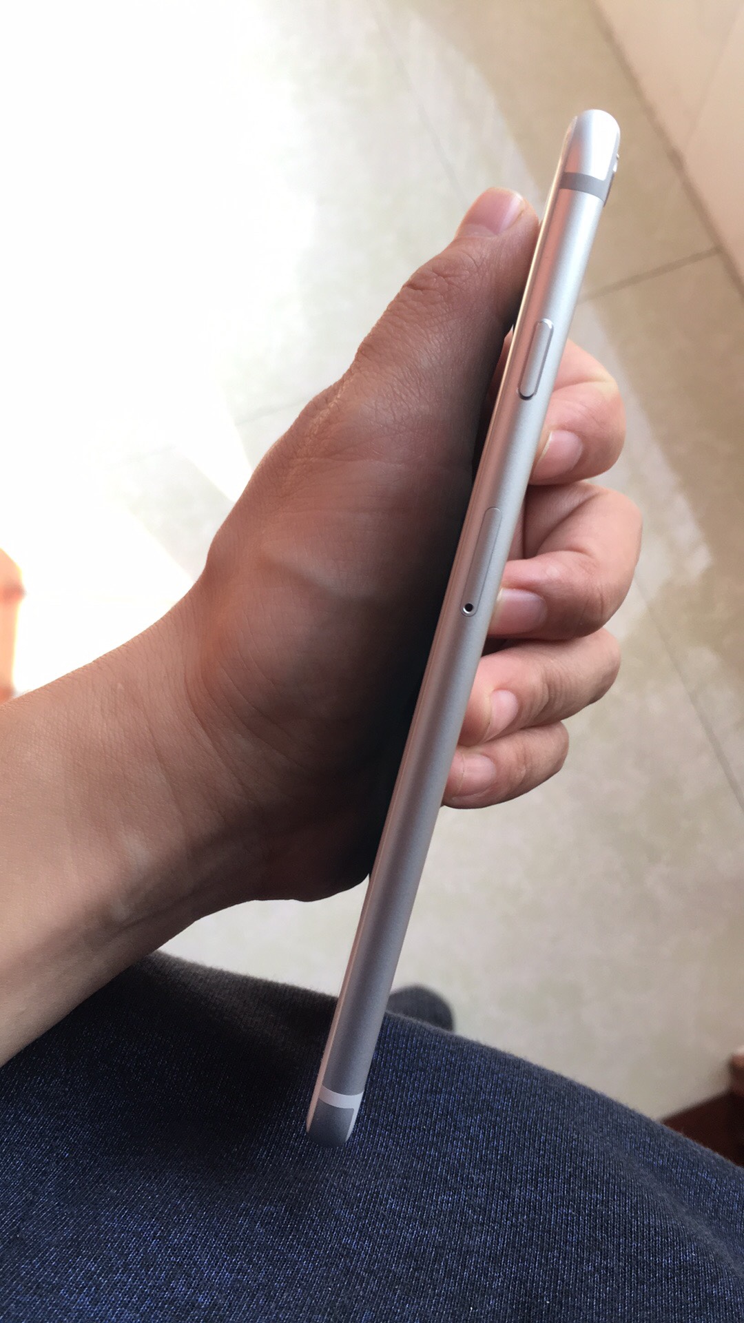 拿到手机后,仔细看了看边边角角。没发现什么磨损,跟新的没什么区别。配件方面没有耳机,和原装充电器,电池方面,带后续使用在评论,系统方面不是最新版本,自己升级到最紧版本。运行绝对流畅,总之二手机确实有风险,但本次购买我觉得非常值。我觉得以后没有必要买新的了,95新的手机性价比太好。
