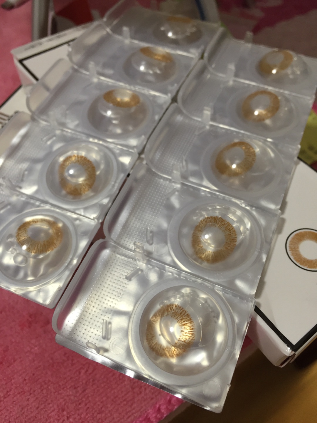 超级!划算!满99减30!!3盒到手89!一盒才30啊不买对得起自己吗?之前买了一盒灰色的试用,戴着舒服,颜色也漂亮,混血儿甘,喜欢喜欢,如果灰色能出年抛或者半年抛就好了,月抛也行啊啊啊啊