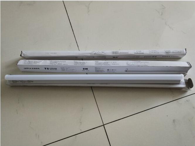 一体化的灯管安装方便,不需要再想办法固定镇流器和底座,几根灯管串联起来也很简单。瓦数低亮度大,LED灯很省电。