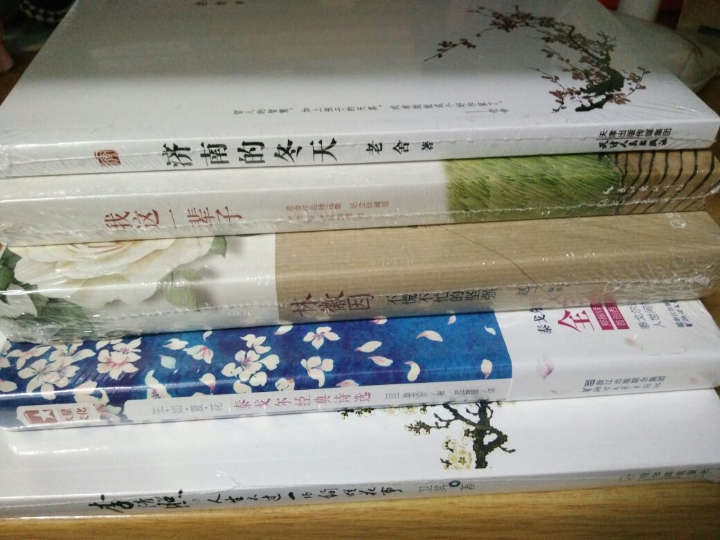 商品质量还不错,印刷也很好,但是书上有坑,有划痕,这点不太能接受,其他都很好,发货速度非常快,快递包装还是很不错的,就是本身有瑕疵,不喜欢,物流公司服务态度很好,运送速度很快,很满意。