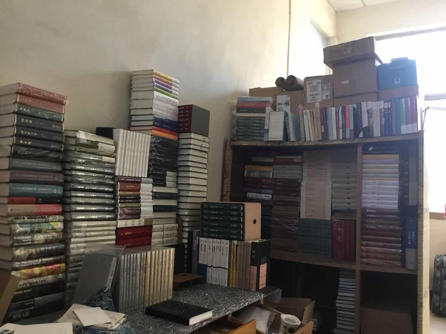 为了买书才下了,结果在买买买的路上越走越远,宝宝现在多以绘本为主,加之一些逻辑方面的书籍,每天没有特意的让他看什么,他自己喜欢看什么就陪着他一起看什么,今晚还看了抱抱、谁藏起来了……四本书。进了群以后跟志同道合的宝妈们一起进步、一起交流读书心得、一起分享读书的乐趣,真的很开心的图书真的是要打满分的。无须问价格,三折应是天花板;2.5折莫犹豫;2折以下囤三年。大促有时应有尽,书友出手忌彷徨。有券用时直须用,莫待无券神自伤。少吃一顿饭,好书囤三箱。,嗯,价格便宜,然后活动很多,真的很不错我家,的书,基本都是买的。