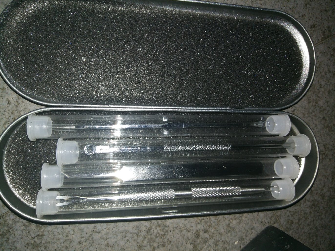 其实是为了夹子买了一套。总体感觉质感普通,价格在那里,不能期望太高:夹子离想要的细胞夹相去甚远——头不够尖,致命的是尖端部分力道不足。其余的粉刺针之类本来就有,无功无过吧。其余几个就是个子大了点,挤黑头比较方便。包装还可以,收纳方便。