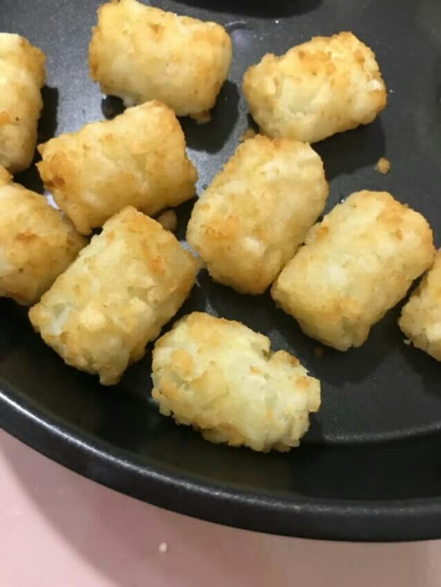 吃完了,没有留照片。不是整块的土豆,有点像土豆碎调和的,本身有味道,可以不沾东西,炸完就能吃
