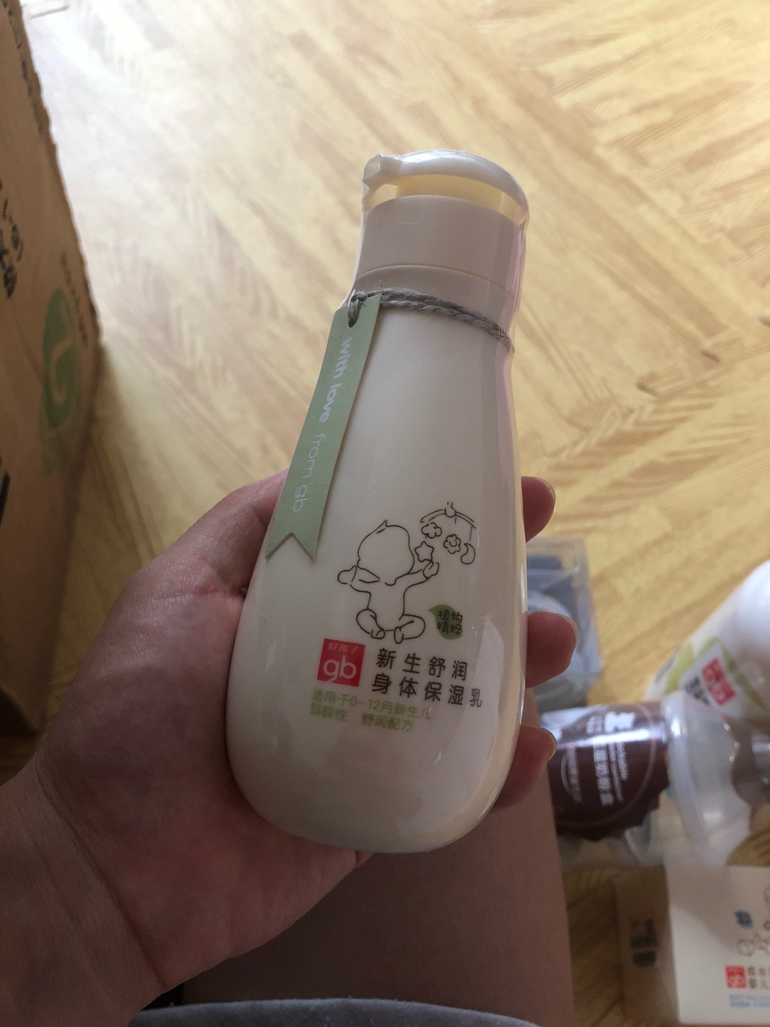 身体乳,想着给宝宝洗澡后用的,嘿嘿嘿,冬天怕干燥,好孩子的还是比较放心,毕竟品牌嘛,靠谱点