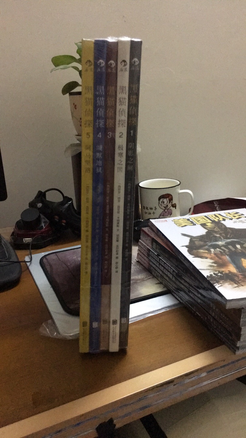 评论不错的漫画,收个套装,赶上双十一期间的大优惠,大概2.5折,价格不错入手了。精装大开本,价格贵平时正价真买不起,准备后面每年大活动时囤一点就差不多了。