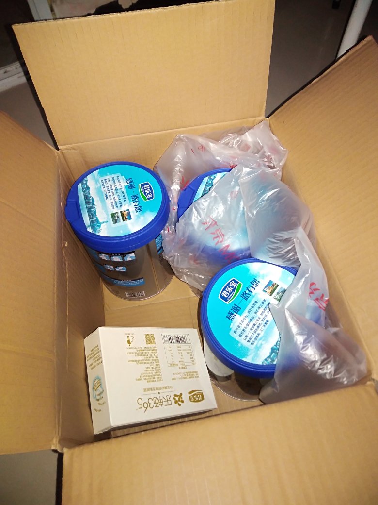 奶粉生产日期挺新鲜的,是今年八月份生产的,但包装过于简单,导致有一瓶都压扁了!