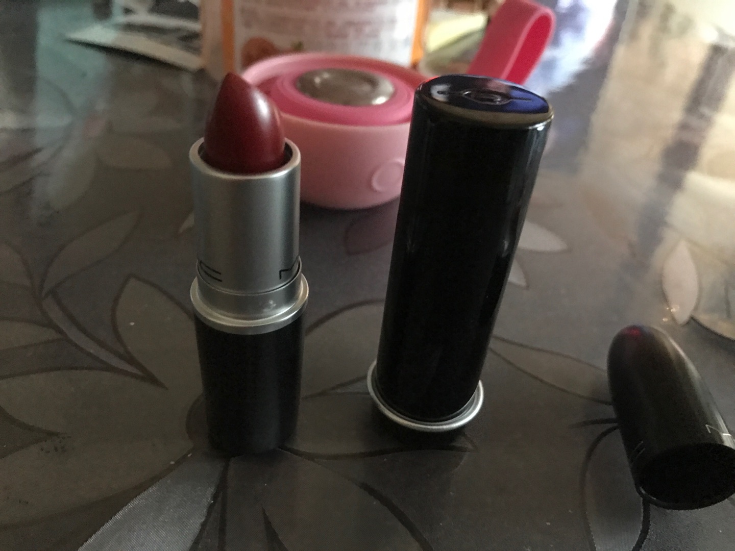 Mac小辣椒超级火,听说是牛血红,哑光质地,买了一只,收到货试着涂了一下,薄薄的涂颜色还蛮好看,红色蛮漂亮的,就是感觉比别的牌子口红干一些,不过也蛮好上色,还可以吧